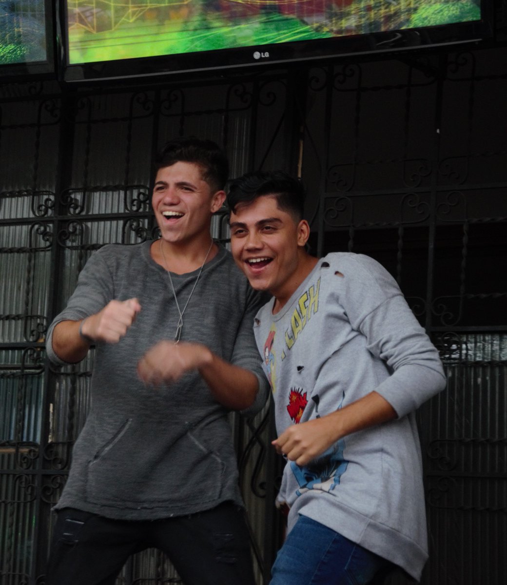 LucasAraujoMo's tweet photo. quando vc tá  bêbado e resolve tirar umas fotos com seus amigos. https://t.co/ZT3Rbgl9ec
