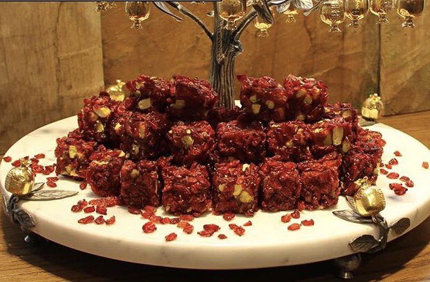 حلقوم رول بالرمان والفستق مغطى بحبيبات الرمان متوفر الان 😘