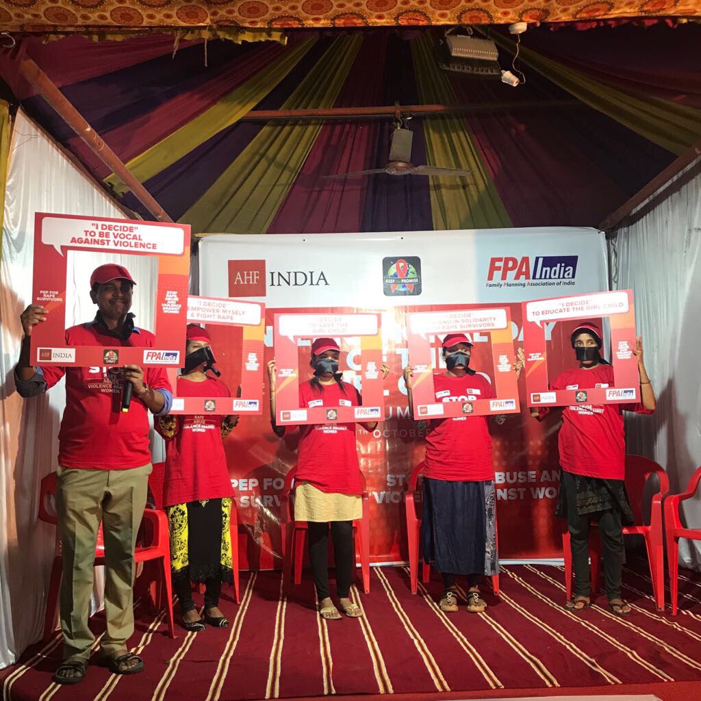 AhfIndiacares's tweet photo. Volunteers coming forward & taking pledges to do their bit to end violence against #women. #AHFSilentProtest #InternationalDayofGirlChild https://t.co/jQSxHebdpW