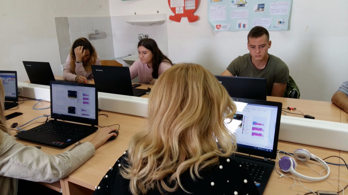 sanja_ps's tweet image. #CodeWeek4all #CodeEU #EUCodeWeek @microbit_edu  Europski tjedan programiranja u @g_vukovar #MicrosoftEdu radio veza među micro:bitovima