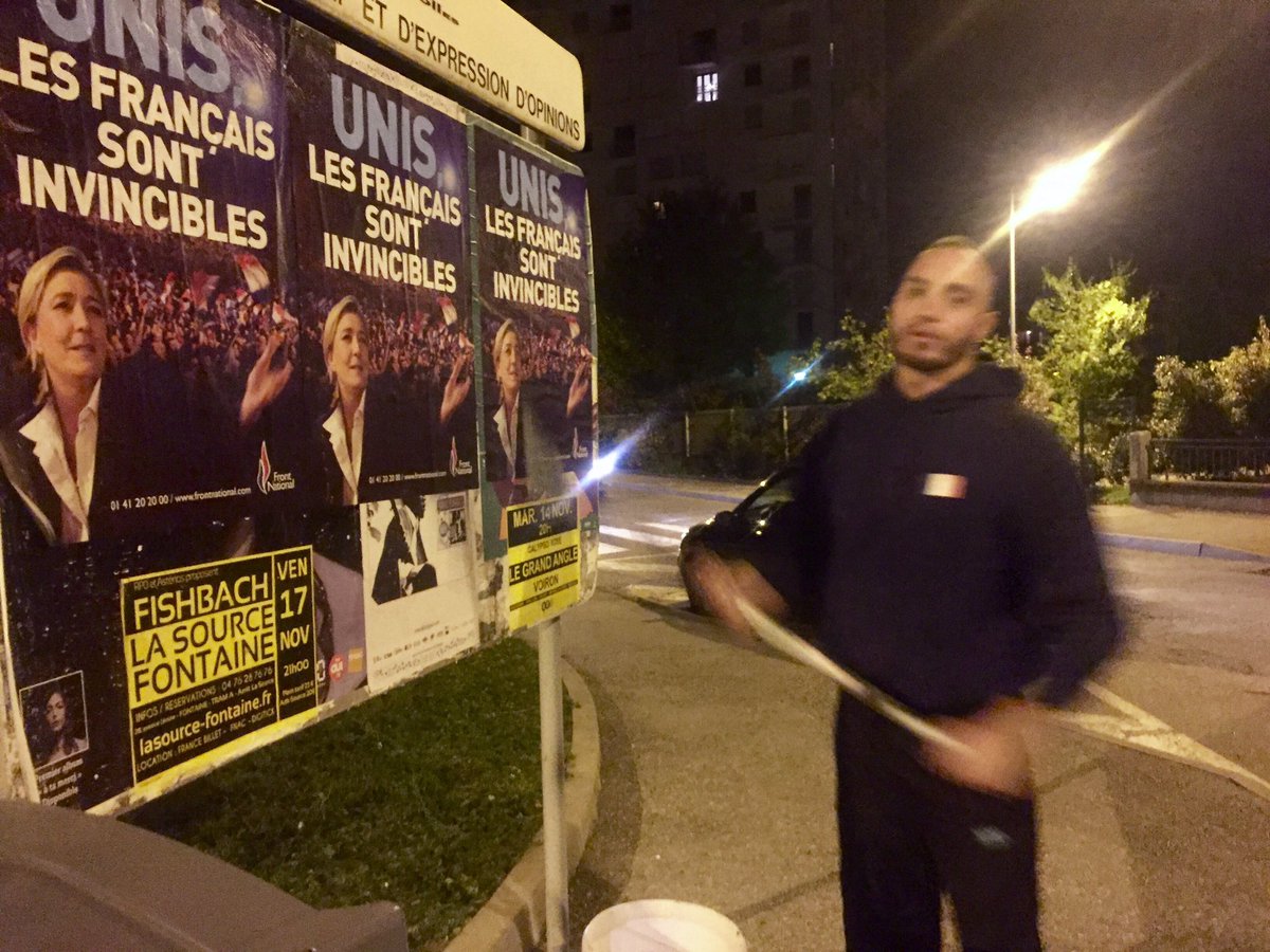 alexisjollyrn's tweet photo. De nouveau en opération de collage cette nuit à #Echirolles. Élus, mais militants avant tout😜
#Grenoble #FN #FN38 #AvecMarine @MLP_officiel https://t.co/P6sgFuZHo6