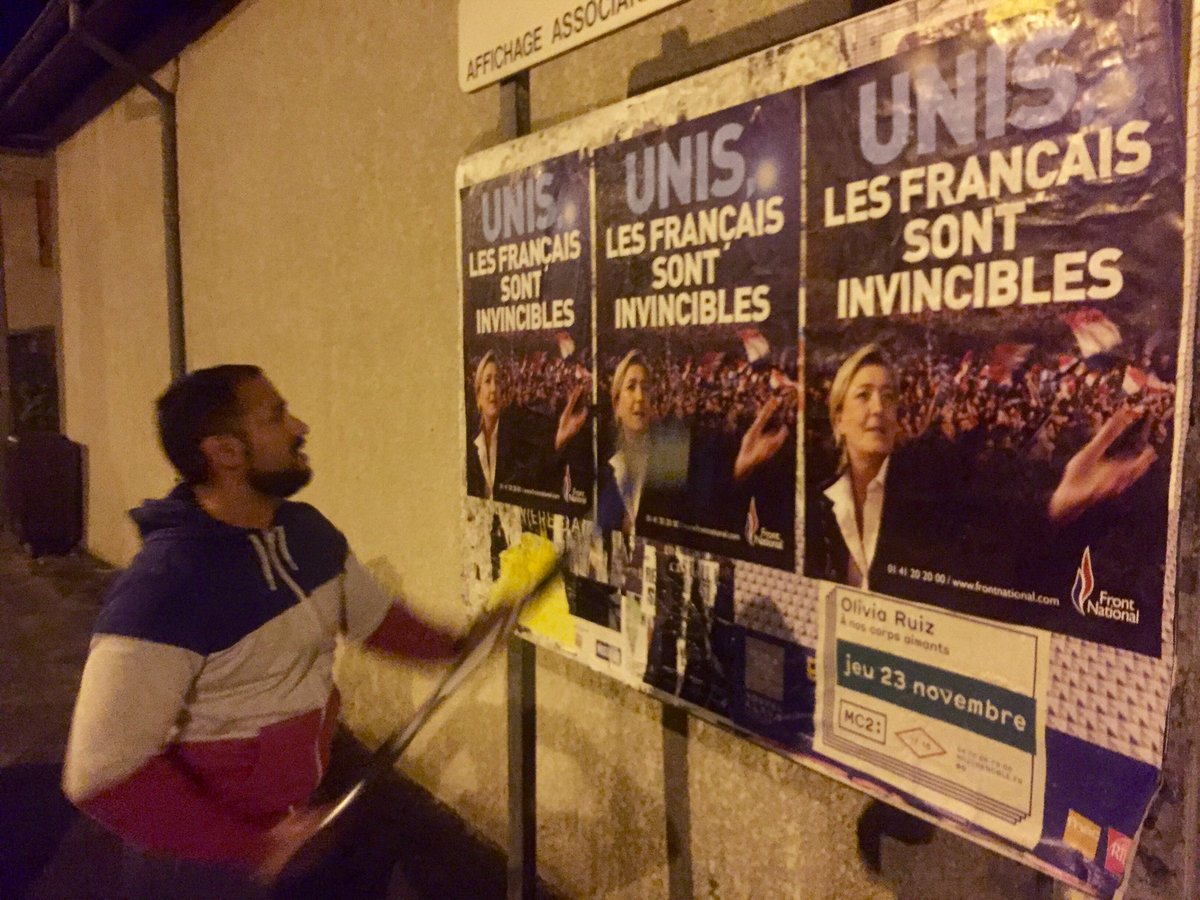 alexisjollyrn's tweet photo. De nouveau en opération de collage cette nuit à #Echirolles. Élus, mais militants avant tout😜
#Grenoble #FN #FN38 #AvecMarine @MLP_officiel https://t.co/P6sgFuZHo6