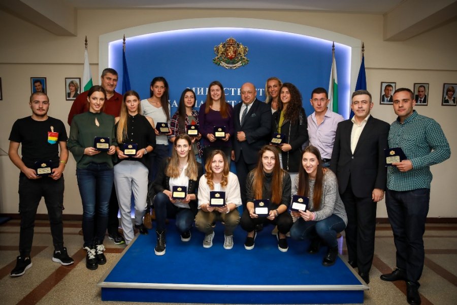 Three #Maritza players honored by the sports minister for their #FIVBWomensU23 bronze
volleymaritza.bg/index.php?page…
#volleyball