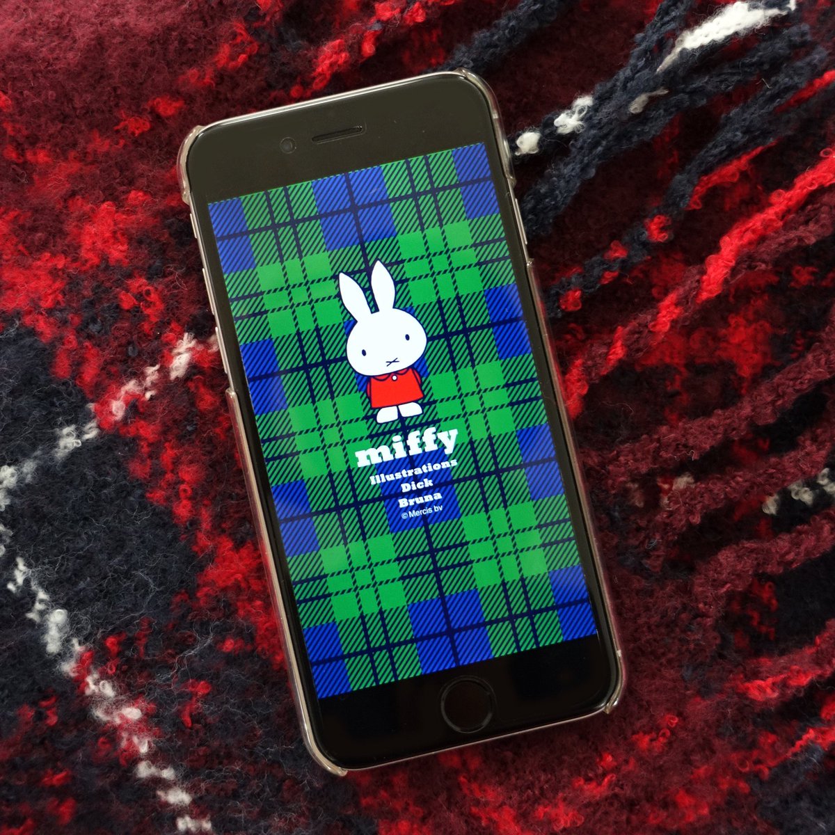 日本のミッフィー情報サイト Auf Twitter スマートフォン公式サイト ミッフィー では12 8 金 まで 秋の新シリーズ Miffy And Check デザインのスマートフォン用壁紙をプレゼントしています ぜひご利用くださいね 壁紙プレゼントはこちら T Co