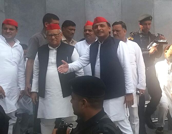 upbhaskar's tweet image. #BhaskarAlert भाजपा हमें भी वो फॉर्मूला बताए, जिससे 50 हजार जेब में लेकर निकलें तो करोड़ों रुपए आ जाएं: अखिलेश यादव #AkhileshYadav