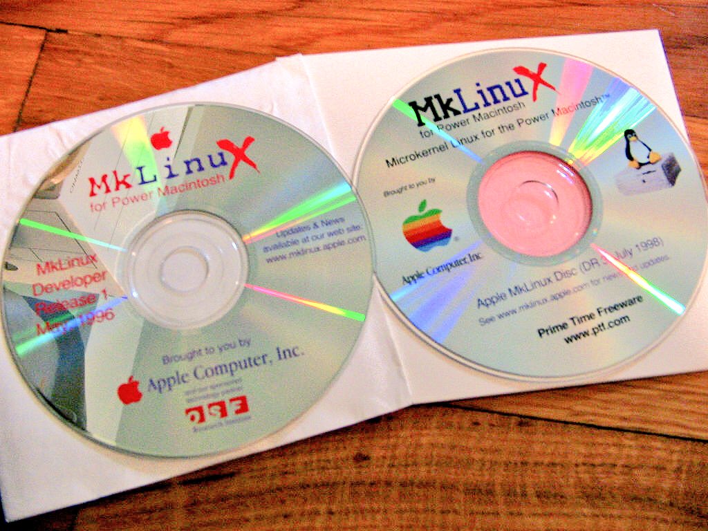 Deluxive's tweet image. Found an Apple CD with #MKLinux. That one was odd. A Linux distro using the Mach 3.0 Microkernel sponsored by Apple and OSF.