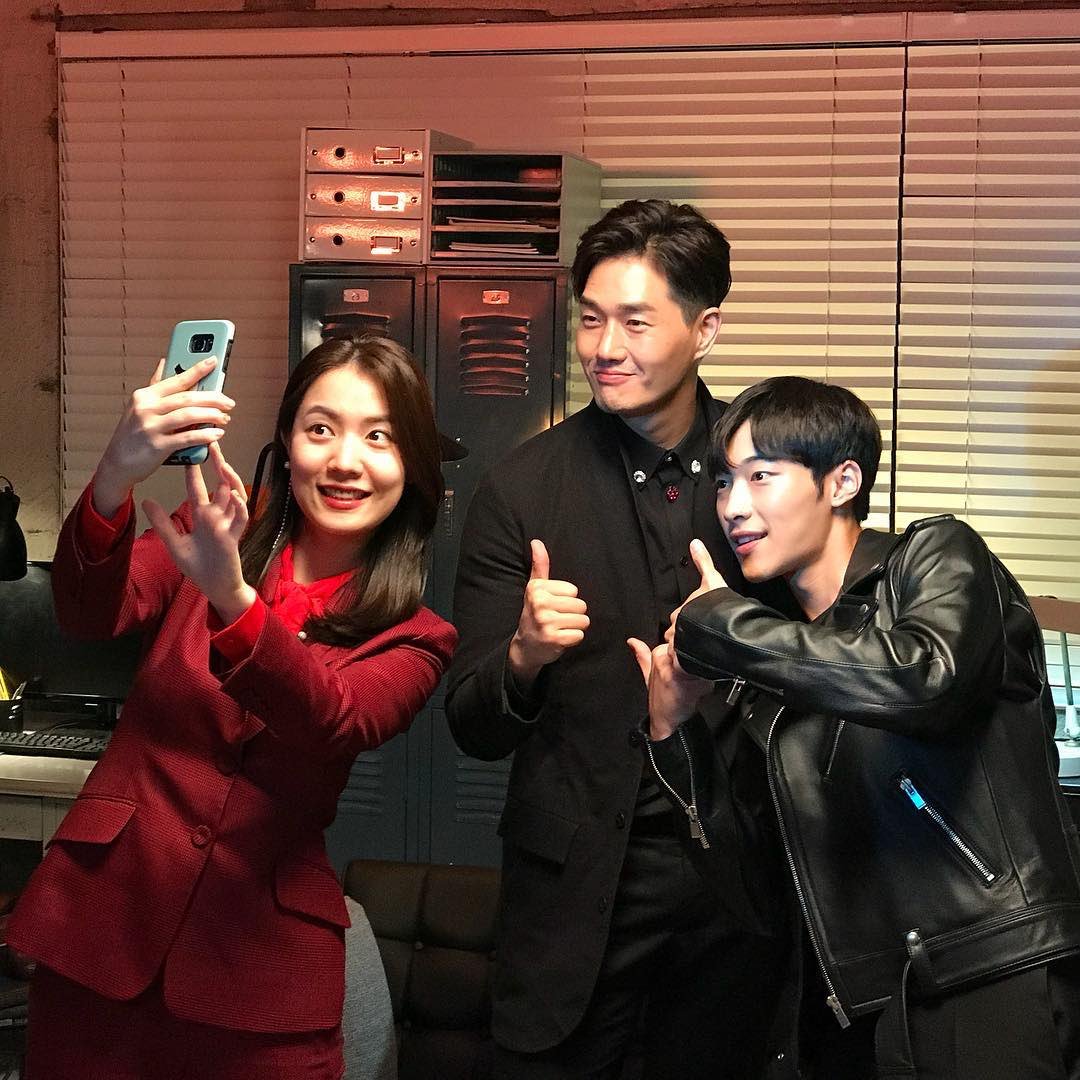 DL1yb8_UEAEgmrl.jpg:large