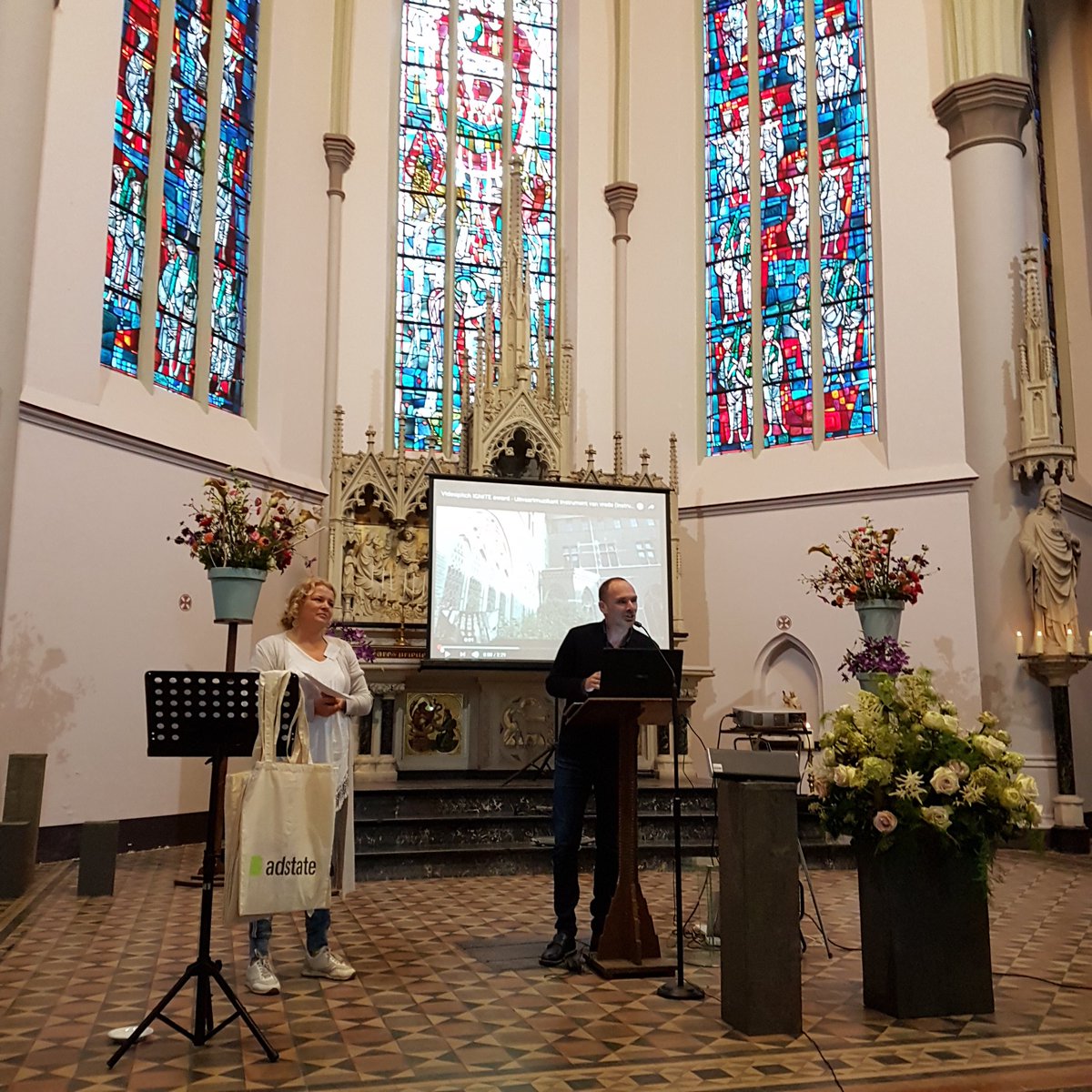 ScarletTextiel's tweet photo. @JfVerhofstadt stelt de sprekers, muziekanten voor die deelnemen aan het uitvaart netwerk ontbijt https://t.co/2oZoHKfpNl