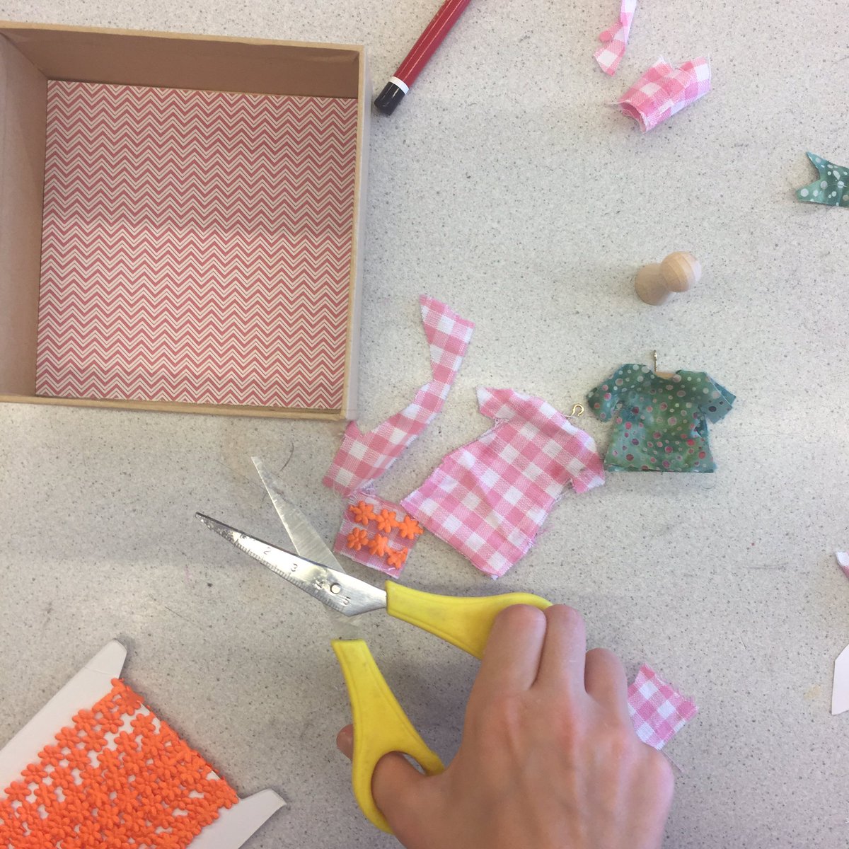 Vanmiddag verder met diorama maken #kinderatelier #alphenaandenrijn #schilderles