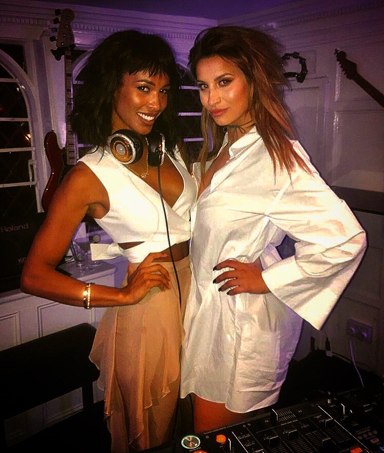 SheeshChigwell's tweet image. Tonight ... 

#RocWednesdays ... 

Presented By ‘Lady Roc’ ...
@RochelleWood44 ...