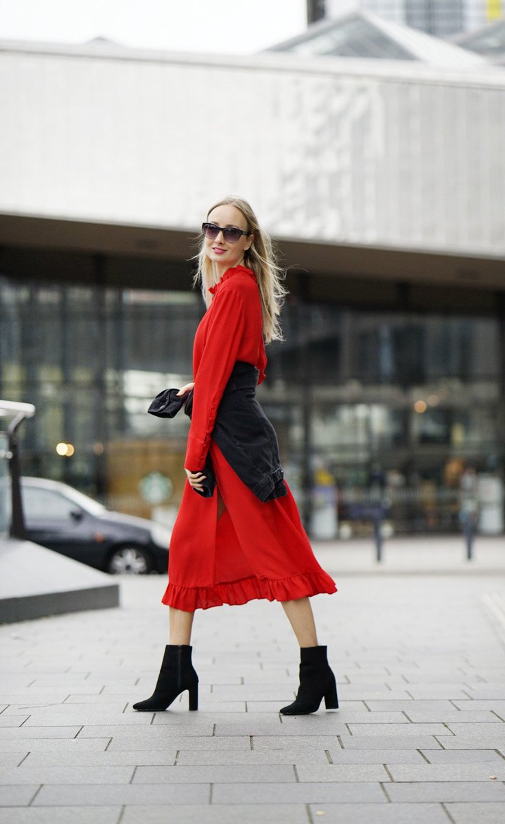 hmnetherlands's tweet photo. Lady in red!❤️@Sandra_MSTF in #HMCloseTheLoop in de mix met andere #HM items. Shop de duurzamere collectie: https://t.co/eA8edoEifZ https://t.co/nJylhsStiR