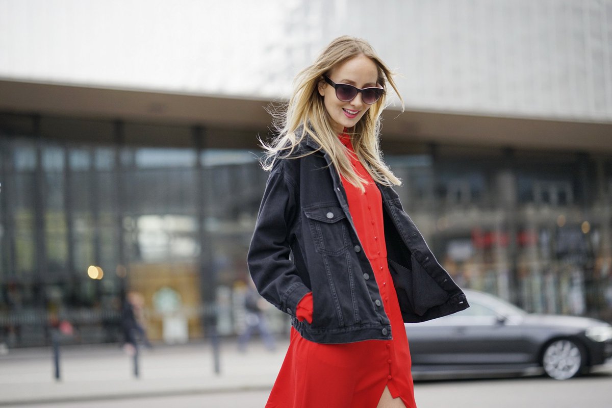 hmnetherlands's tweet photo. Lady in red!❤️@Sandra_MSTF in #HMCloseTheLoop in de mix met andere #HM items. Shop de duurzamere collectie: https://t.co/eA8edoEifZ https://t.co/nJylhsStiR
