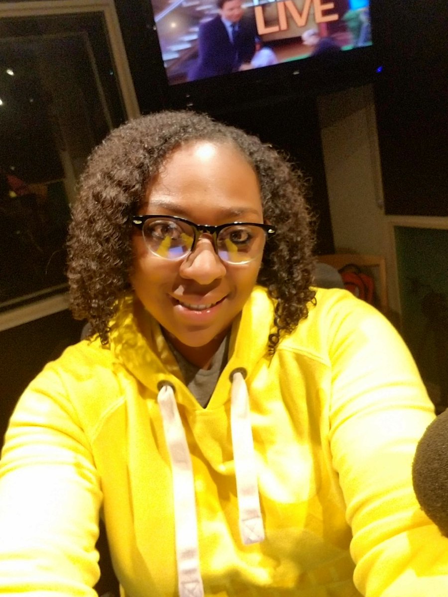 CoachShay30's tweet photo. I absolutely LOVE warm weather BUUUT...not gonna lie, I've been waiting to start sporting my hoodies!!#OctoberInTheD #MichiganWeather #HoodieGameOnPoint https://t.co/9lFVRksNxd