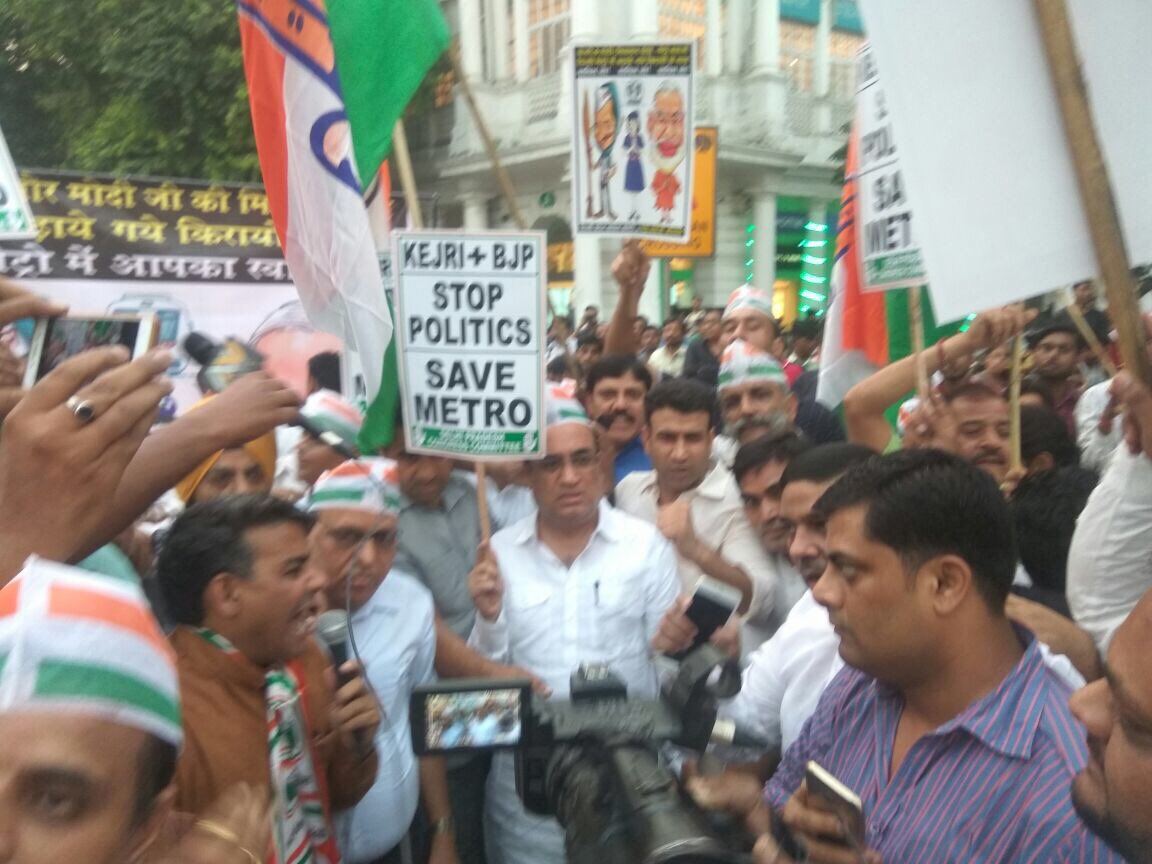 ajaymaken's tweet photo. केजरीवाल+BJP,
सियासत छोड़ो,
मैट्रो बचाओ

आज क्नॉट प्लेस मैट्रो स्टेशन से-

सप्ताह भर के अभियान की शुरुआत!

जनता का भारी  समर्थन! https://t.co/k8h4m3Y3Ew