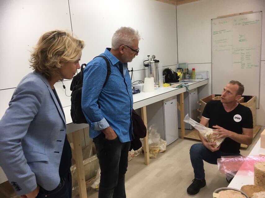 SPARK_Campus's tweet photo. Trots om @MarkHatch rond te leiden in het #sparklab en #myceliumlab @AvansHogeschool https://t.co/zNtpmgXZEZ