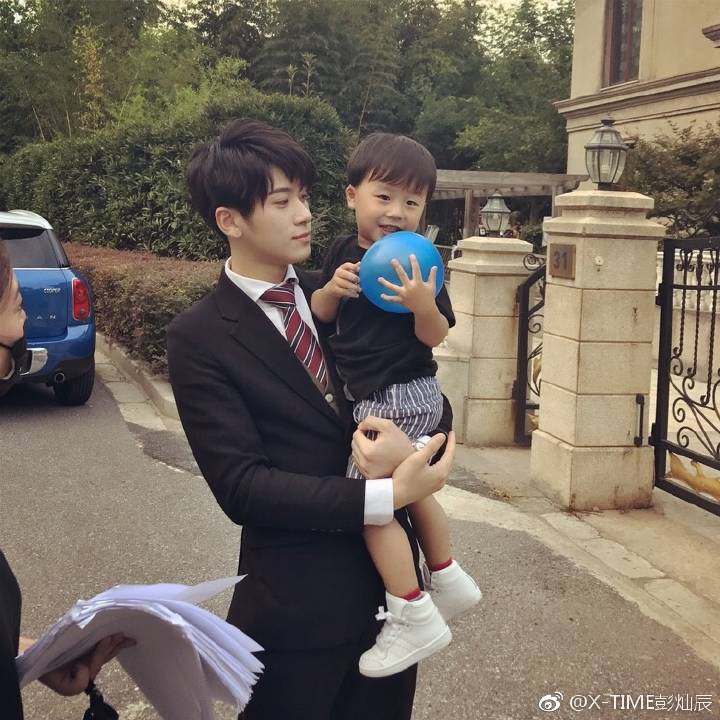 XTIME_PengCC's tweet photo. 最喜欢的剧照
猜猜他是谁？？？🍭🍰🍫
#x-time彭灿辰# https://t.co/1ETyl24LDX