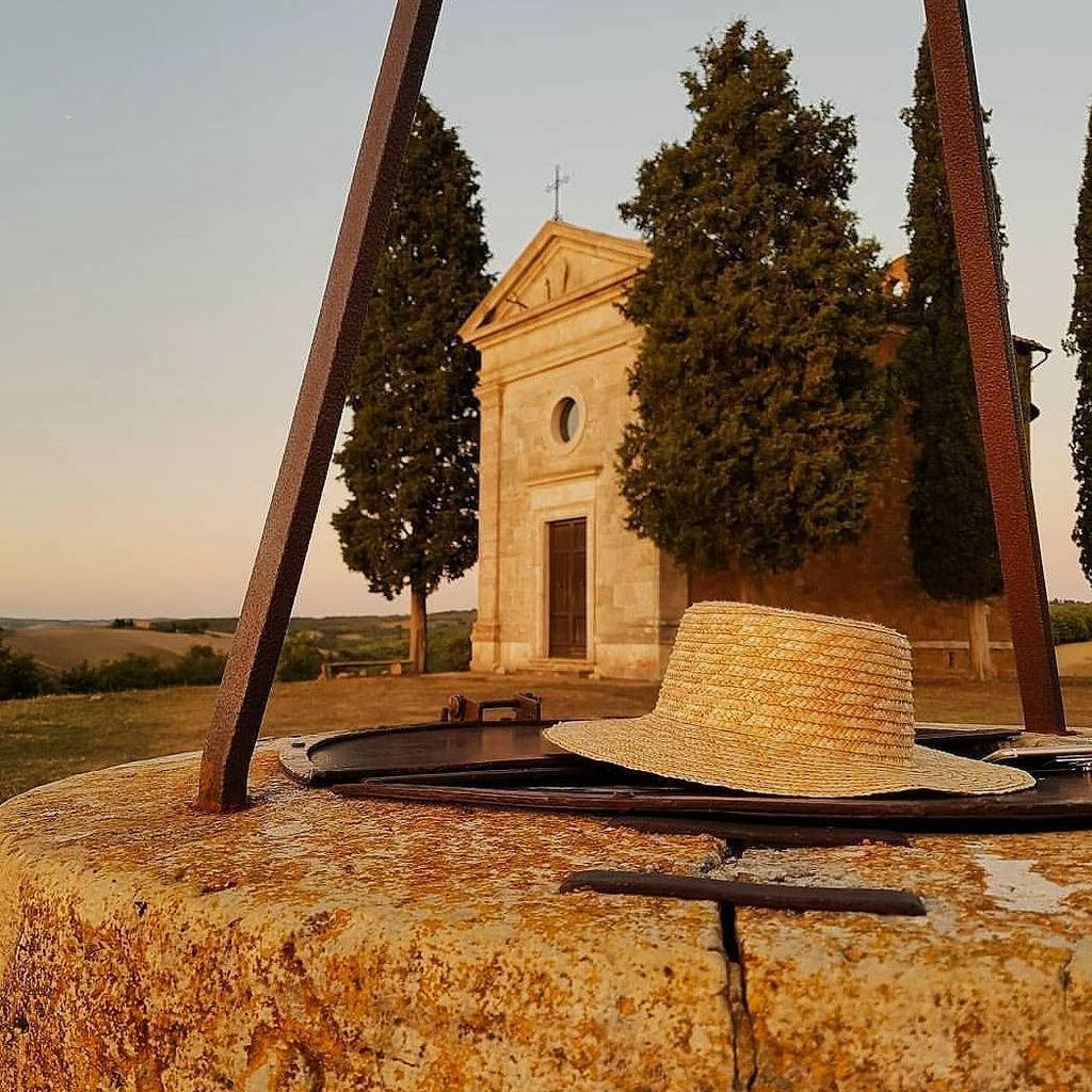 MyTravelTuscany's tweet photo. The chapel of S. Maria di Vitaleta in the middle of the scenic landscape of Val d'Orcia, probably the most photogr… https://t.co/fKPTYbgJMf https://t.co/BXuOMFnJMK