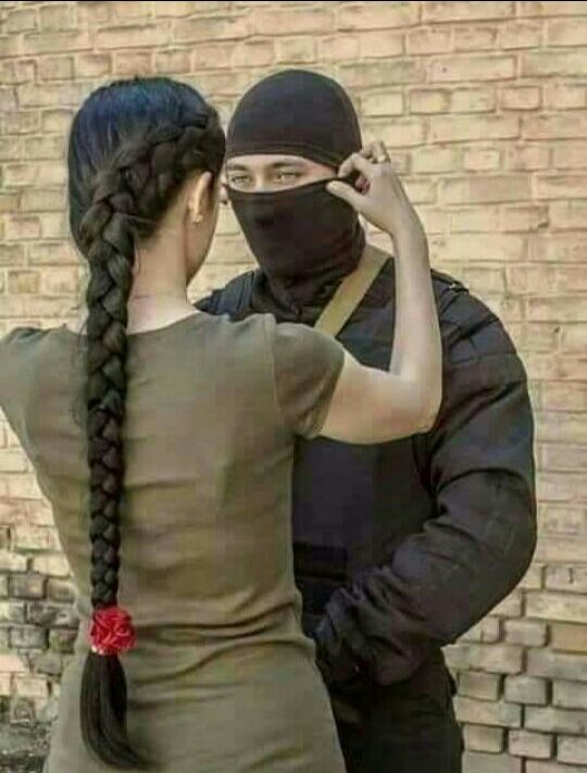 قال لها..لماذا تفعلين هذا 
قالت له.. لا اني اغار عليك
قال لها.. فاني ذإهب الى جبال الحرب مع الرجال