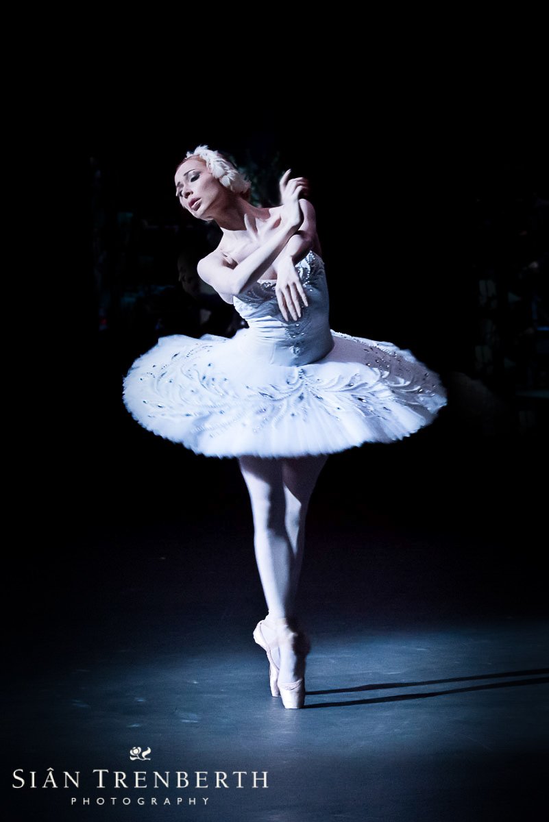 Iana Salenko sian-trenberth.com/ballet-dance.h… @Ballet_sweat_n_tears #ballerina #whitetutu #dyingswan #balletstar #pointeshoes #ianasalenko