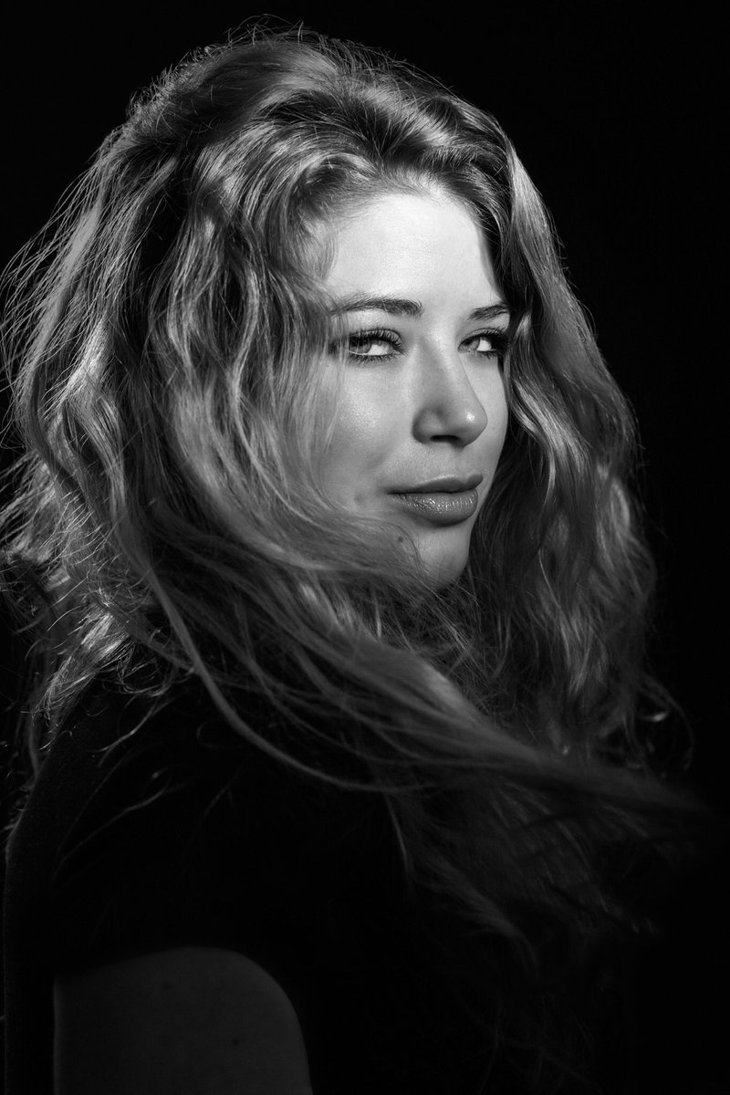 studiogoncourt's tweet photo. The power of Fresnel and The glamorous look of Suzanne #continuouslight #blackandwhitephotography studiogoncourt https://t.co/g7xuCMwWND