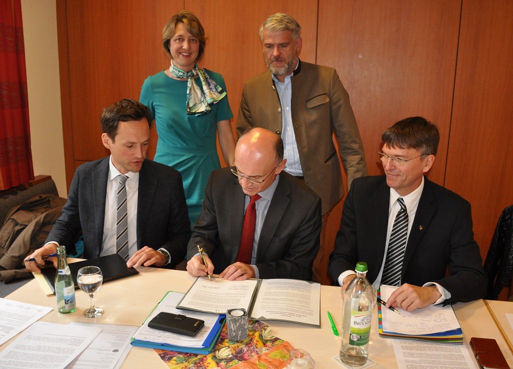 anjaweisgerber's tweet image. Resolution gegen #Stromleitung #P43+#P44 mit Endpunkt Berg-/Grafenrheinfeld. Zeichen #Solidarität gegen Überlastung  bit.ly/2ga0g1x