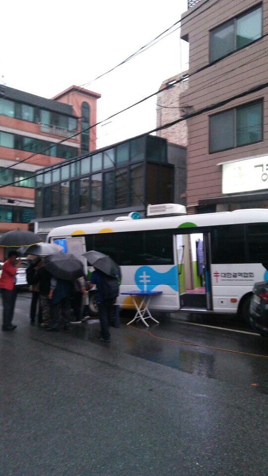 대한결핵협회와 수정구 보건소에서는 17.10.11 06:00~09:30 수정구 노숙인시설 사랑마루 이용자를 대상으로 취약계층 결핵 엑스선 이동검진을 실시,
100명의  이용자가검진하셨습니다~^^ 
결핵없는 세상~ 그 날까지
#성남시 #수정구보건소