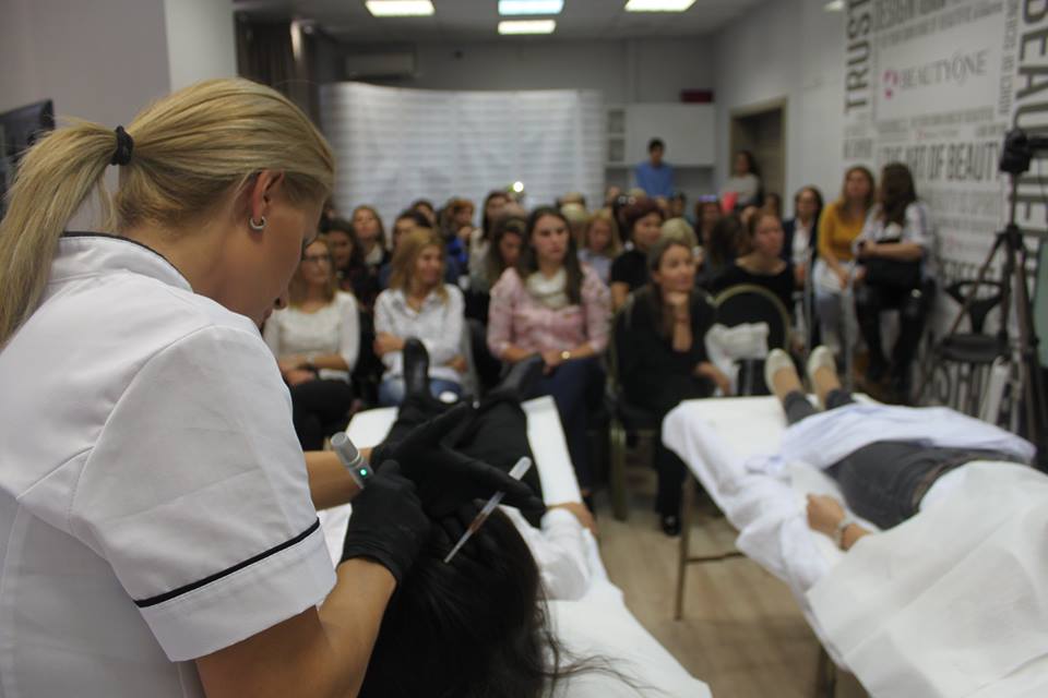 bcnmesotherapy's tweet photo. Nuestro distribuidor #BeautyOne ha empezado las primeras formaciones en Rumanía sobre #mesoceuticals y #mesopen. ¡Contáctanos para más info! https://t.co/m9Emt1Rp45