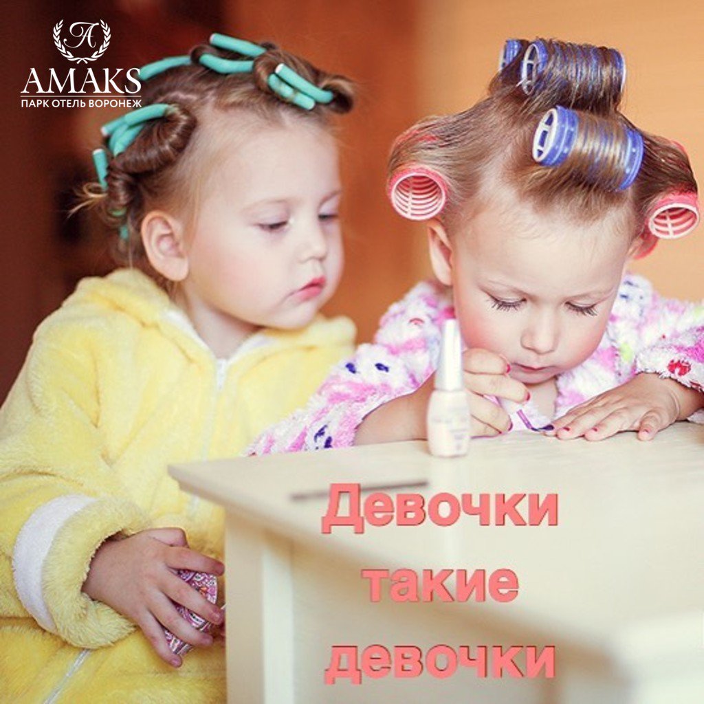 Маленькая девочка с маникюром