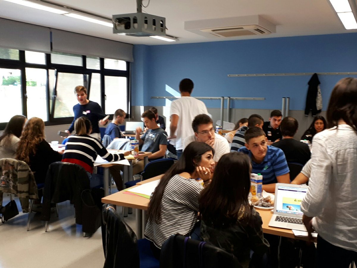 roots_team's tweet photo. Ya están todos los cerebros activados y desarrollando ideas! 
#ESICIIIinnochallenge https://t.co/Juw3m7w9hA