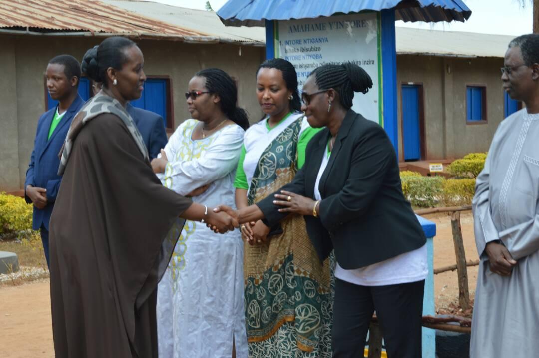FirstLadyRwanda's tweet photo. First Lady, Mrs Jeannette #Kagame joins #Kirehe District residents for the launch of the Campaign on Governance&amp;Family Promotion. #Rwanda https://t.co/aJHcO49Ynk