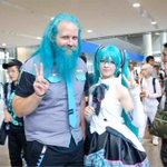 話題になったロシアの初音ミクの人より、隣の人がもっと気になるわw