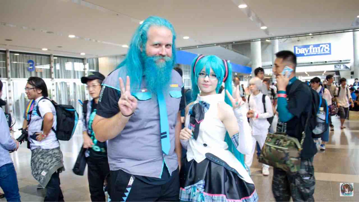 話題になったロシアの初音ミクの人より、隣の人がもっと気になるわｗｗ