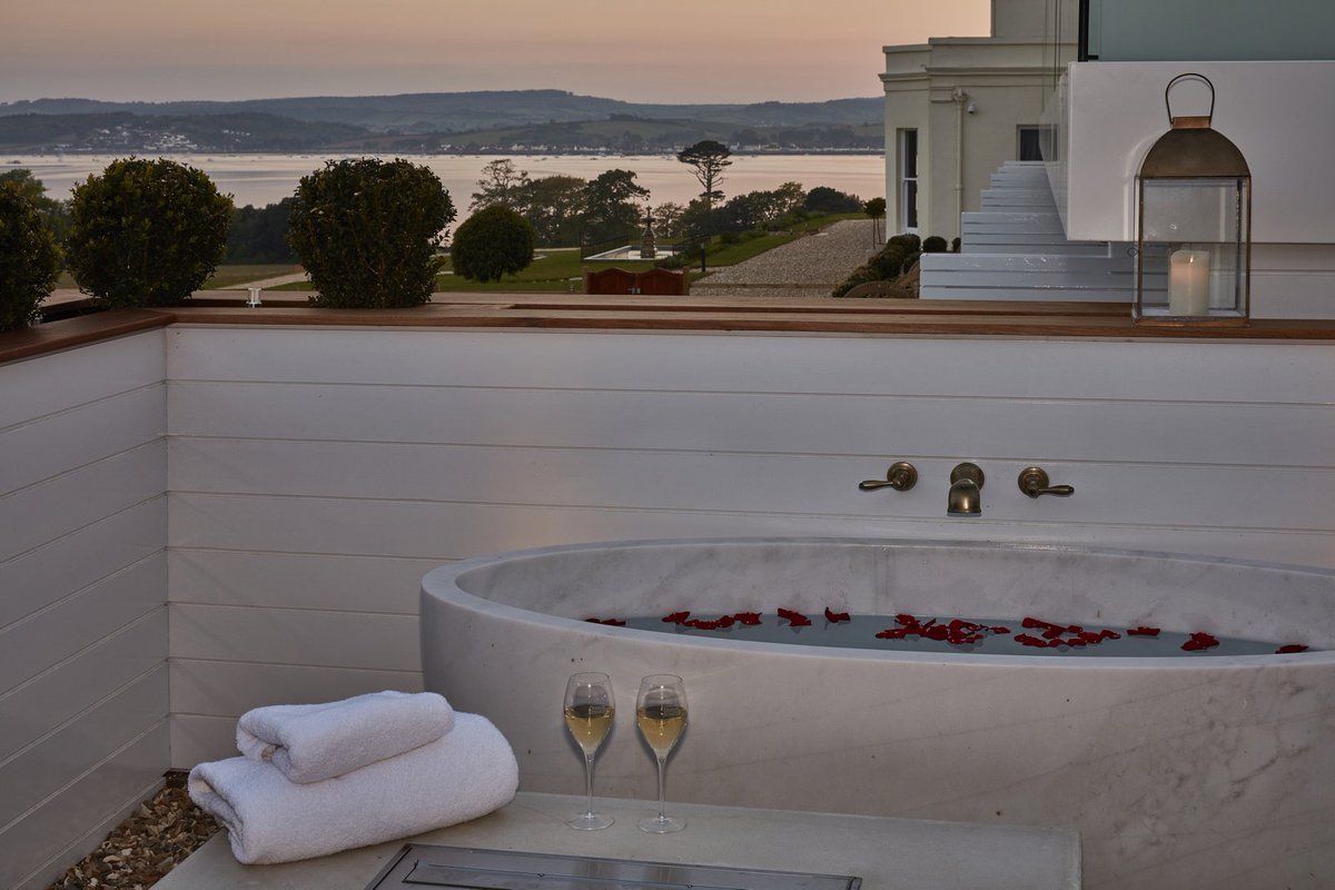 stjames_marflow's tweet image. We love this incredible backdrop to this outdoor bath at @Lympstone_Manor. Beautiful surroundings for our products, including.