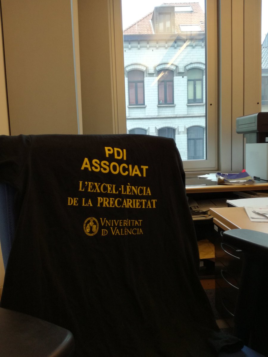Vicent_Monroig's tweet photo. Les reivindicacions del PDI @associatuv al @EuParlament #TracteJust @PDIprecarios @STEPV_Iv @UV_EG @stepvuveg @STEPV_UAlacant https://t.co/HNxbBCFQ3l