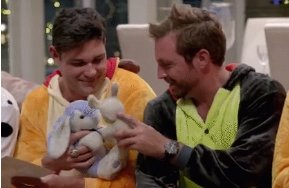 BuzzFeedOz's tweet photo. APOLLO AND JAMES MAKING THEIR SOFT TOYS KISS IS THE MOST WHOLESOME THING TO EVER HAPPEN ON THIS SHOW #BacheloretteAU https://t.co/iMML9kUr31