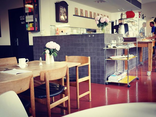 HausZ_Offenburg's tweet photo. Wünschen Euch einen wunderschönen Sonntag 😍 Grüsse aus dem Z Café 💜💤 #offenburg #coffeelover #dailyopen #happysunday https://t.co/bPd8854xFK