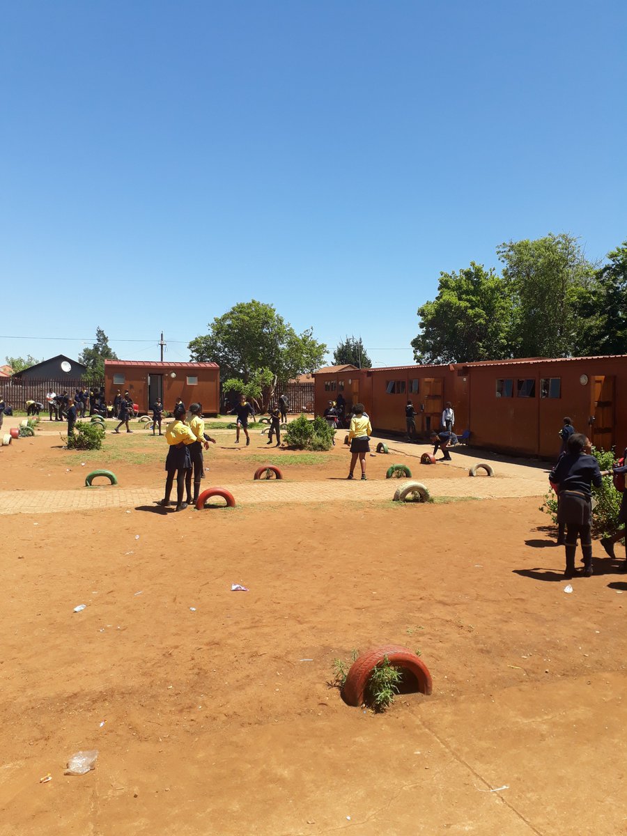 21shoni's tweet photo. Pupils are playing outside. @The_New_Age
@LillianSelapisa
#Schooldisruption https://t.co/CbGoqw76Ec