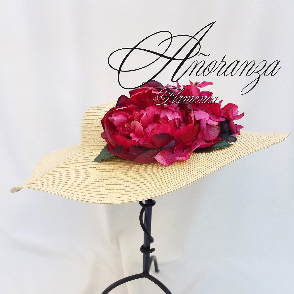 Esta pamela nos parece un acierto asegurado!! Sencilla y elegante! <a href="/loretillaflores/">Flamencaenapuros</a> <a href="/INMA_BENICIO/">Inma Benicio</a> <a href="/PepeluArteSacro/">Pepelu G&M</a> 
<a href="/maestriamoda/">MAESTRÍA</a>
