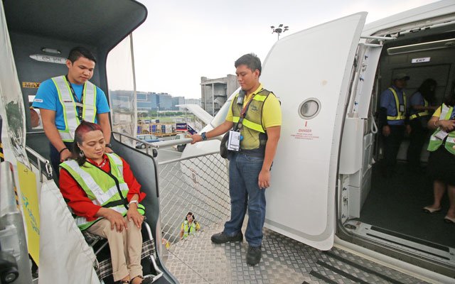 LiftMediaUK's tweet photo. Airports in the #philippines introduce #disabled #lifts to help passengers board easily... 

https://t.co/PK2ZWFTb8v https://t.co/hk15CJGEqh