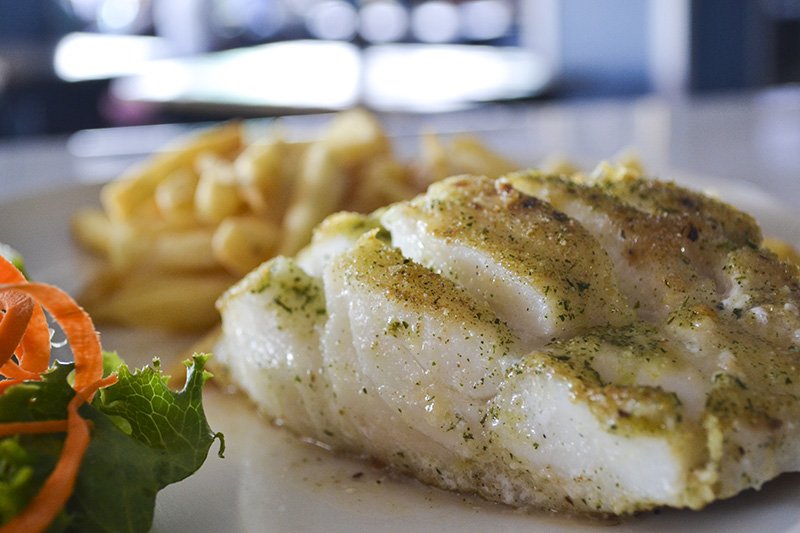 Quay_4's tweet photo. Grilled Hake & Chips - deliciousness on your doorstep! #fishandchips #seafoodcapetown #seafood #quayfour #VandAWaterfront @VandAWaterfront https://t.co/zObLqQsHNs