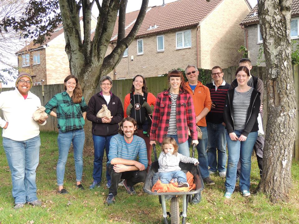 BeMoreSquirrel's tweet photo. People of #Splott & #Adamsdown got together for #guerilla bulb planting! Join our #communityplanter movement here: https://t.co/iAwPC0ke95 https://t.co/l6axcJL93A