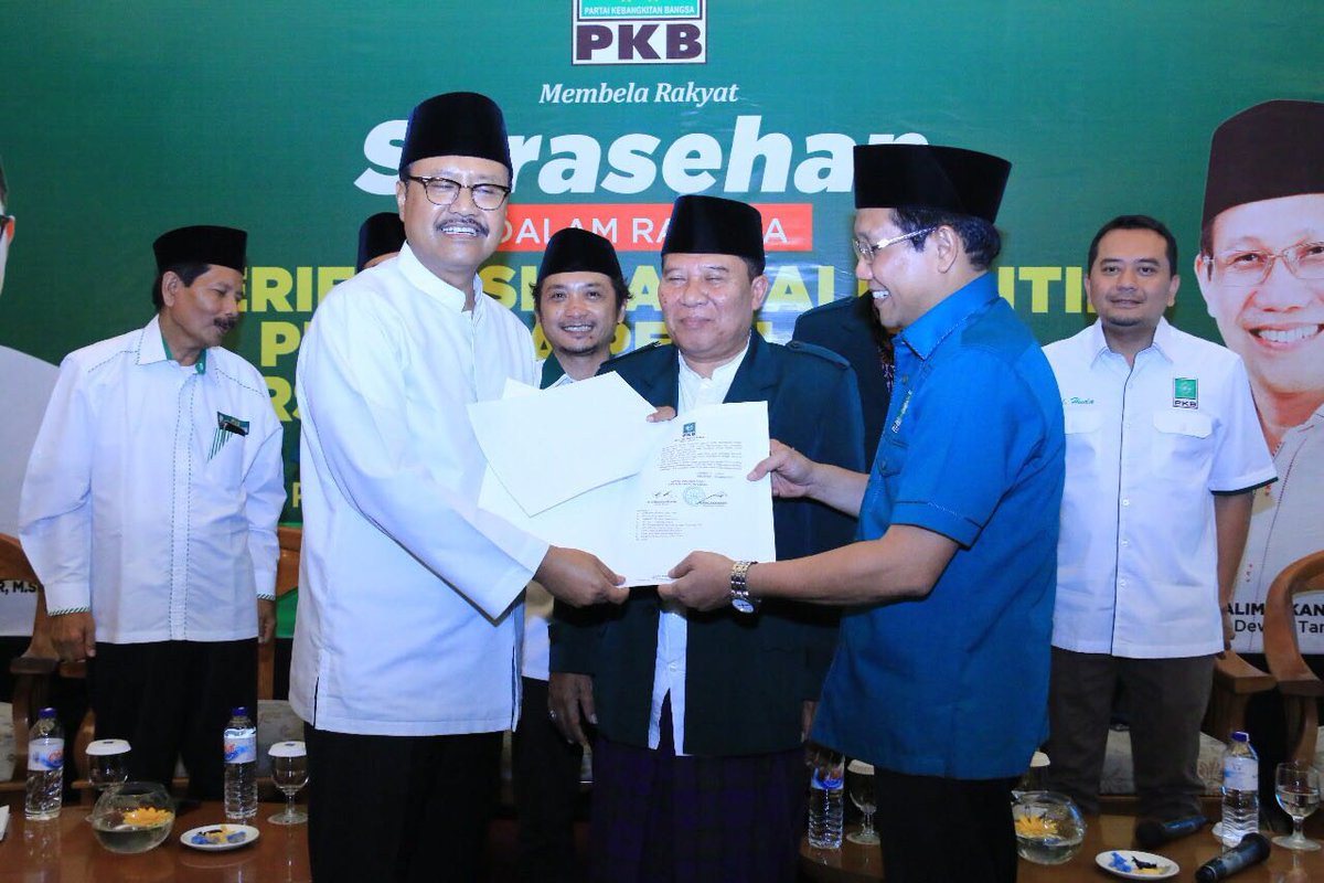 FPKBGresik's tweet photo. Hari ini, 11/10/2017 Gus Ipul Resmi Kantongi Surat Rekomendasi @DPP_PKB  yg di Tanda tangangi Ketum @cakiminpkb  &amp;  Sekjend @Kadir_Karding https://t.co/I5aePtWdZH