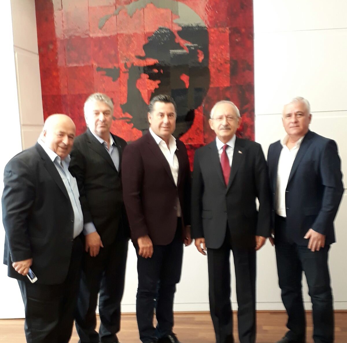 KocadonMehmet's tweet photo. Cumhuriyet Halk Partisi Genel Başkanı Sayın Kemal Kılıçdaroğlunu'nu ziyaret ederek geçen yaz aylarını ve turizmi değerlendirdik. https://t.co/jZnOY01xHL