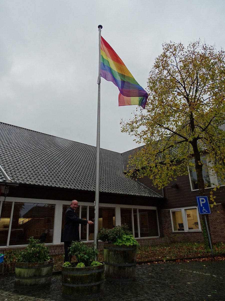 Burgemeester <a href="/smidklaas/">Klaas Smid</a> hijst vandaag de regenboogvlag op internationale Coming Out Day!