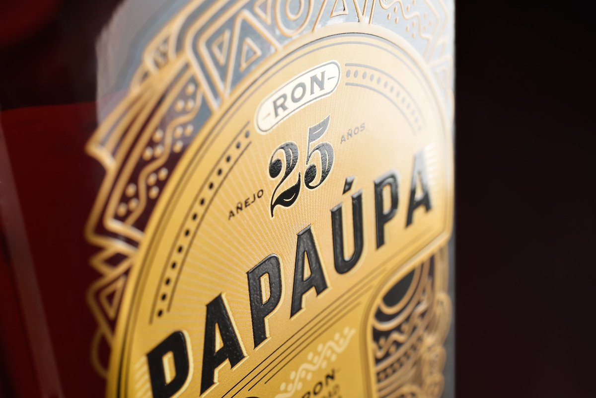 Nuestras fotos de #RonPapaúpa aparecen en <a href="/TheDieline/">Dieline</a>, mostrando el genial #packaging diseñado por <a href="/Estudio_Maba/">MABA</a> 😄thedieline.com/blog/2017/9/12…