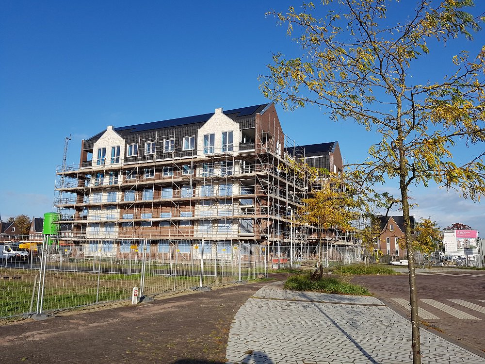 wstgbarneveld's tweet photo. Kijk eens hoe mooi, de doeken zijn eraf: wooncomplex #Wyandotte onthuld #betaalbaarwonen #socialehuur 28 #appartementen #VellerII #Barneveld https://t.co/q1KPYEKixV
