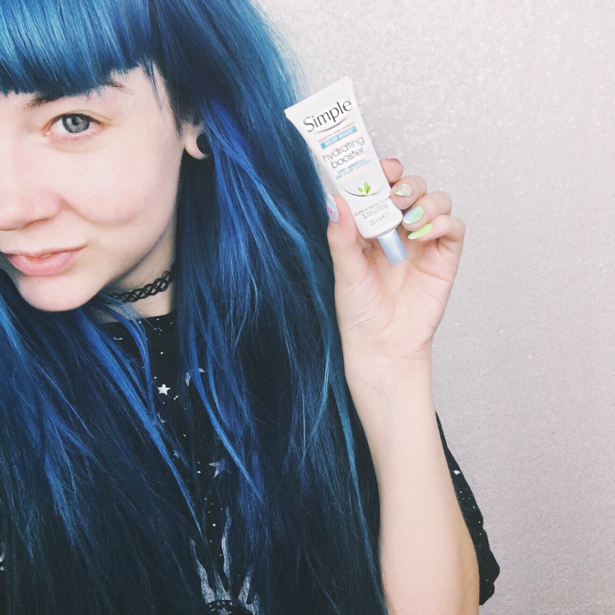 zoelondondj's tweet photo. My completely bare skin after using the @simpleskin hydrating booster as part of my routine. It works a treat! β¨ #hydrationmadesimple #ad https://t.co/0GnhEFvzoK