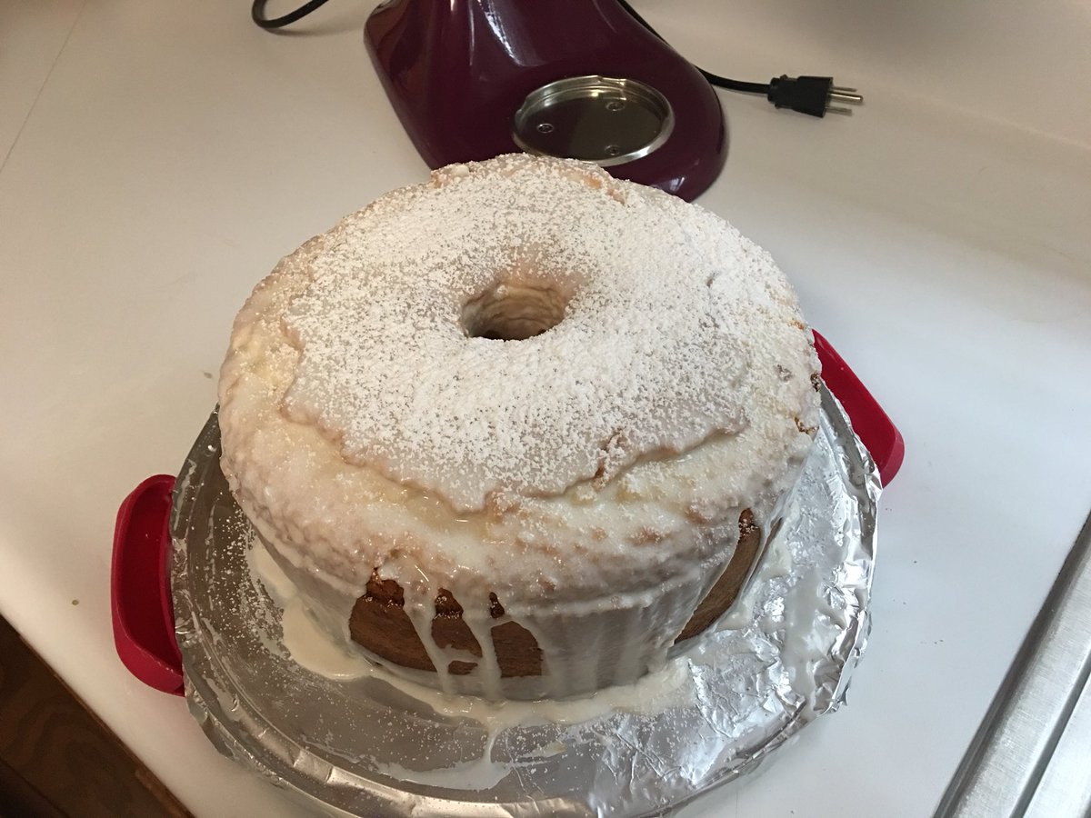 HamelMoric's tweet photo. Do you ever wake up in the morning and decide you want to make a poundcake?#poundcake #earlybaking https://t.co/YVcwZ7vkPI