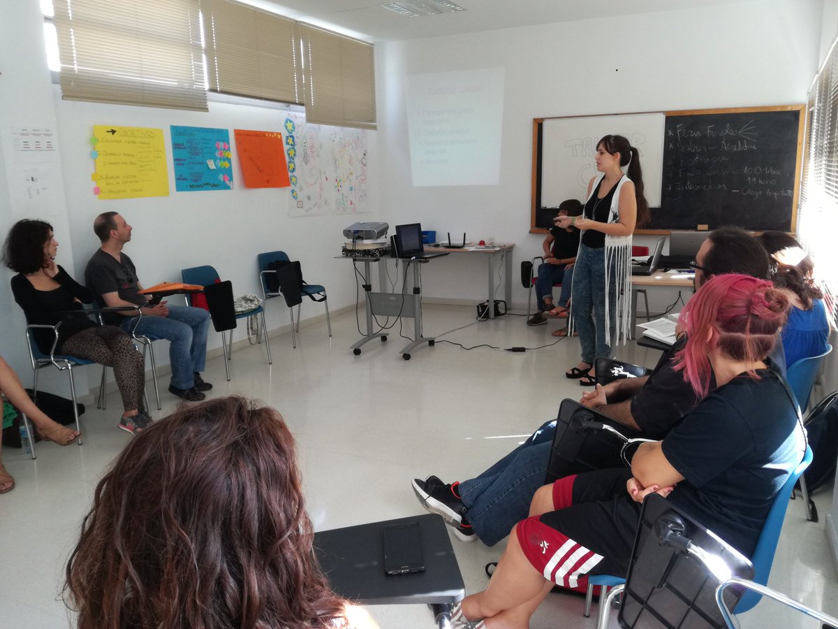 LanzaderaSE2017's tweet photo. ¿Queréis aprender a hacer un #CV creativo?Nosotros os lo explicamos @Lanzaderas_EES #LanzaderaSevilla2017 #LanzaderasDeEmpleo #FeriaDeEmpleo https://t.co/DZG4vRX5jx