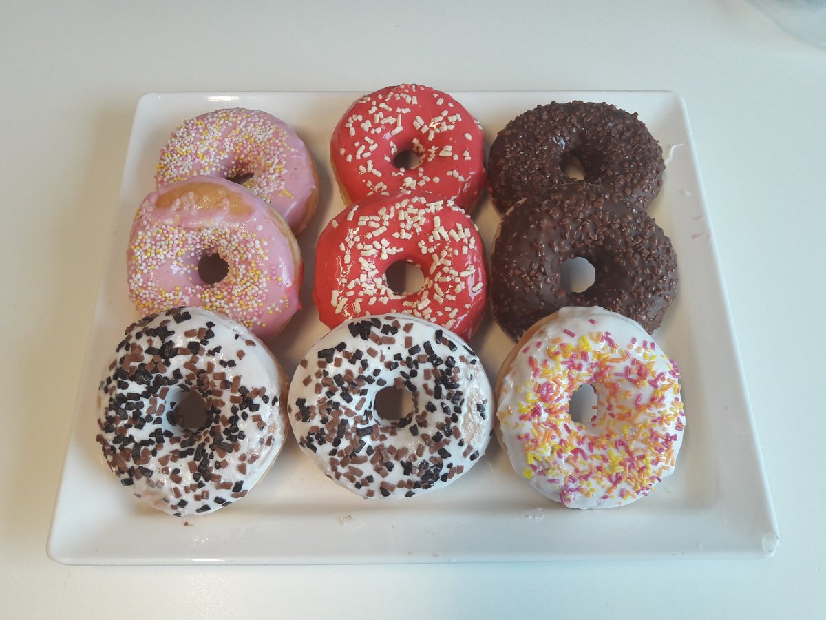 Banketbakkerij Theo Blom trakteert ons vandaag op donuts. Wat een lekkere verrasing! Namens iedereen <a href="/BartholomeusBG/">BartholomeusGasthuis</a> #BEDANKT!